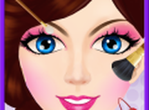 化妆沙龙游戏的女孩